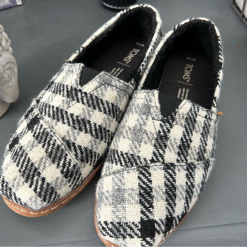 Tom’s shoes NWOT